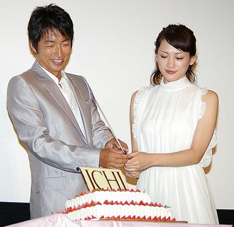 綾瀬はるか＆大沢たかおが仕込み杖で“ケーキ入刀”！「ICHI」初日