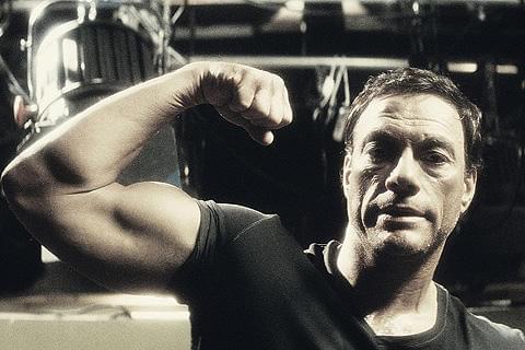 落ち目のバン・ダムが強盗犯に？新作で捨て身の自分イジリ