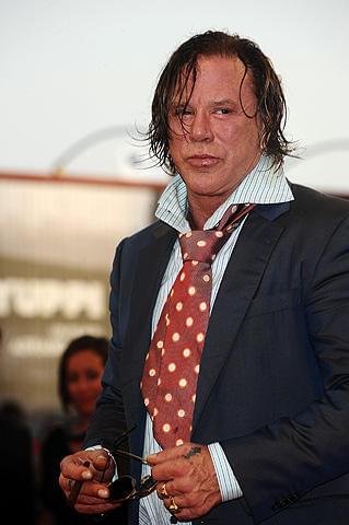 復活したミッキー・ロークが激白。「妻を犯した男を殺して死のうと思った」