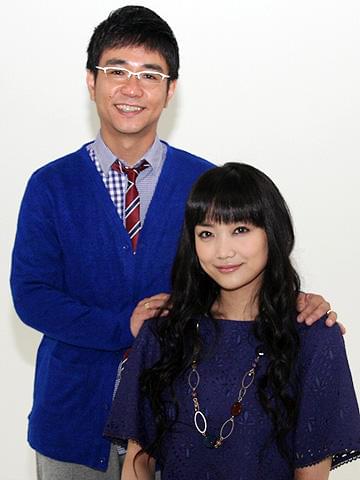 「秋深き」で夫婦役の八嶋智人＆佐藤江梨子、劇中さながら支え合う