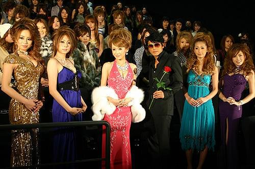 100人のキャバクラ嬢に高橋克典も大喜び！「特命係長 只野仁」試写会