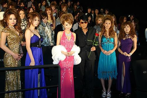 100人のキャバクラ嬢に高橋克典も大喜び！「特命係長 只野仁」試写会