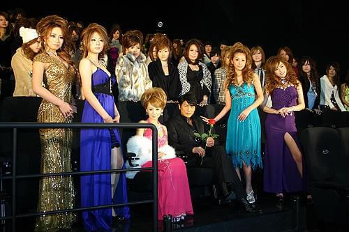 100人のキャバクラ嬢に高橋克典も大喜び！「特命係長 只野仁」試写会