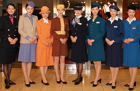 初代から8代目までの制服を着た女優陣