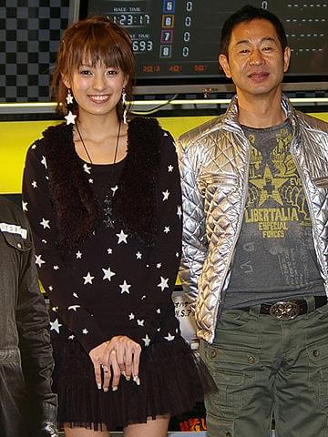 アッキーナが走りのプロ・土屋圭市に完全勝利。「デス・レース」イベント