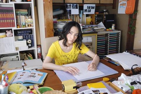 深津絵里が昼間からビールを飲み、ソファでごろ寝のダメ女に？