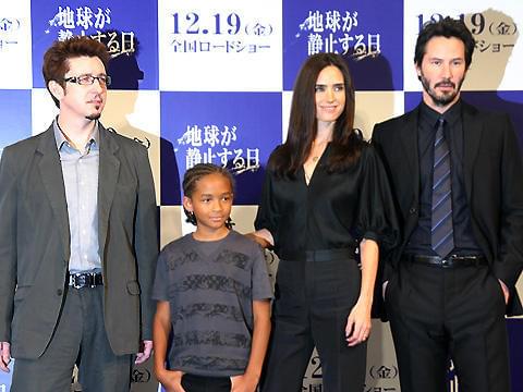 スコット・デリクソン監督(左)を交えて