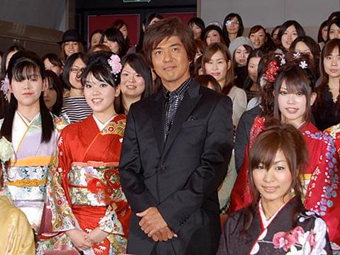 佐藤浩市がほろ酔いで新成人に訓話。「誰も守ってくれない」試写会