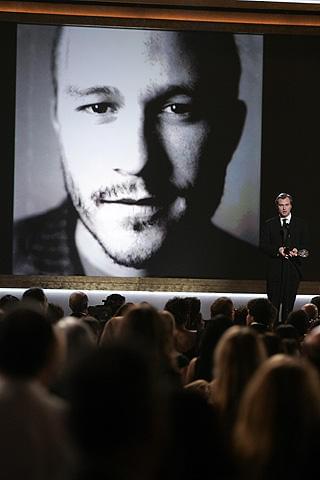 ヒース・レジャーの遺影が掲げられた