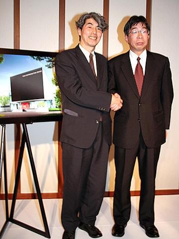 早稲田大学大学院国際情報通信研究科・安藤紘平教授（左）、 東宝株式会社専務取締役・中川敬氏