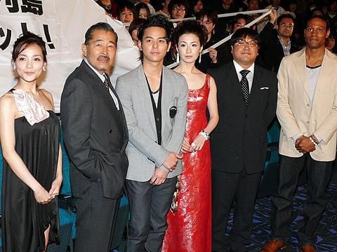 妻夫木も驚嘆？ギネス級巨大マスクが登場。「感染列島」初日