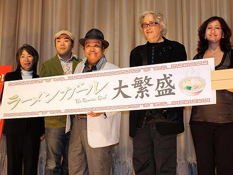 西田敏行、ハリウッド女優と毎朝ハグ？「ラーメンガール」初日