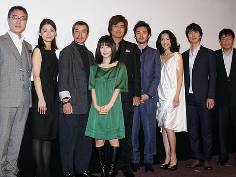 佐藤浩市、共演者と微妙な距離をキープ。「誰も守ってくれない」初日