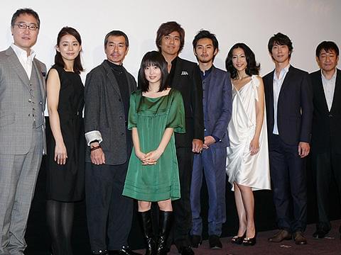 佐藤浩市、共演者と微妙な距離をキープ。「誰も守ってくれない」初日