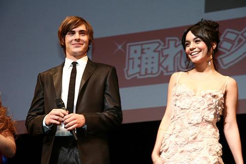 舞台上でもラブラブなザック＆バネッサ。「HSM」プレミアにファン熱狂