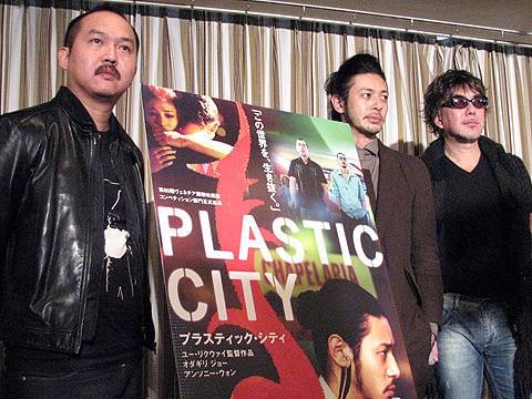 ユー・リクウァイ監督（左）と