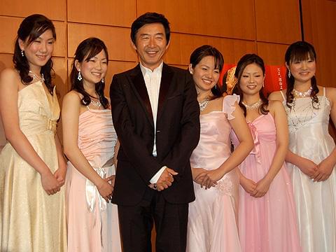 石田純一、美人音大生に囲まれて思わずデレデレ。「ラ・ボエーム」試写会