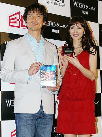 沢村一樹、伊東美咲の臨場感あふれるケータイ3D映像に妄想炸裂！