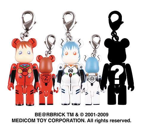 特典のベアブリック携帯ストラップ