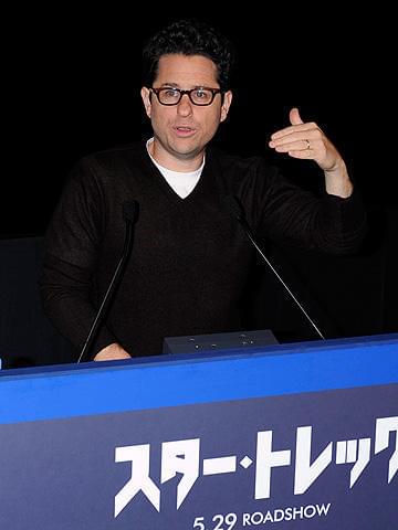 プレゼンするエイブラムス監督