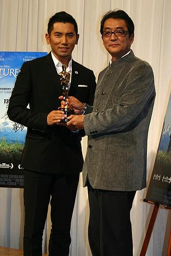 “奇跡の大逆転”でオスカー受賞「おくりびと」本木雅弘＆滝田監督凱旋会見