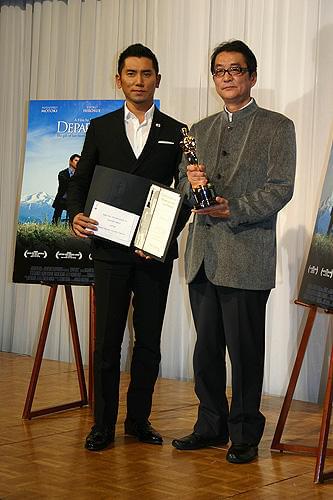 “奇跡の大逆転”でオスカー受賞「おくりびと」本木雅弘＆滝田監督凱旋会見