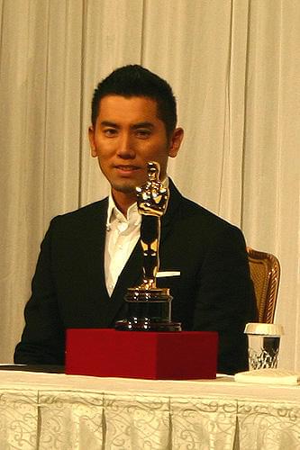 “奇跡の大逆転”でオスカー受賞「おくりびと」本木雅弘＆滝田監督凱旋会見