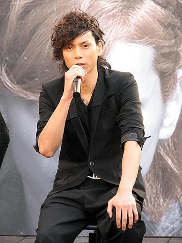 成宮寛貴、水嶋ヒロらが品川監督をベタ褒め！「ドロップ」会見