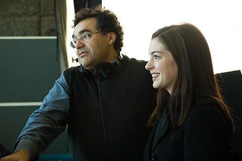 ラテンアメリカの監督同士のつながりは密接な様子 (撮影中のガルシア監督とハサウェイ)