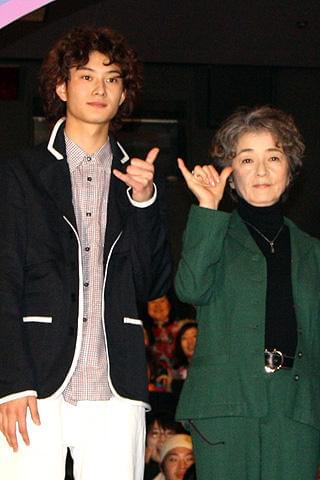 髪型もソックリな岡田＆倍賞