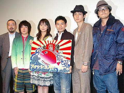 1曲がつなぐアンサンブル劇の 初日舞台挨拶は和気あいあい！