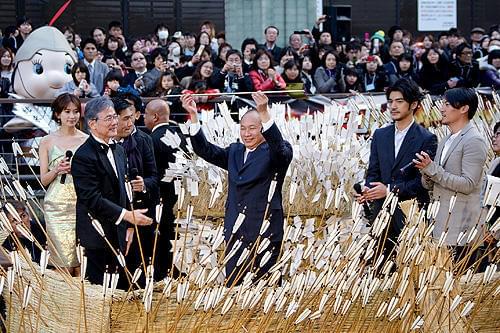 「レッドクリフ Part II」プレミアで、道頓堀に矢だらけの船が登場