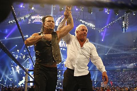 観衆の声援を浴びるロークとフレアー