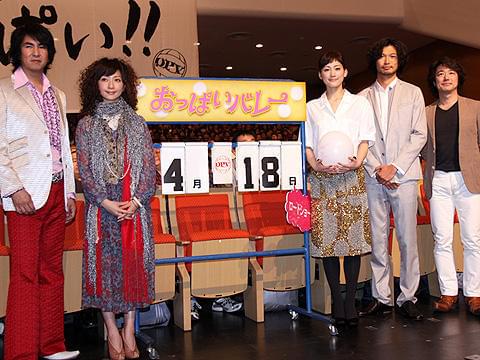 男も女も、みんなで“おっぱい”!