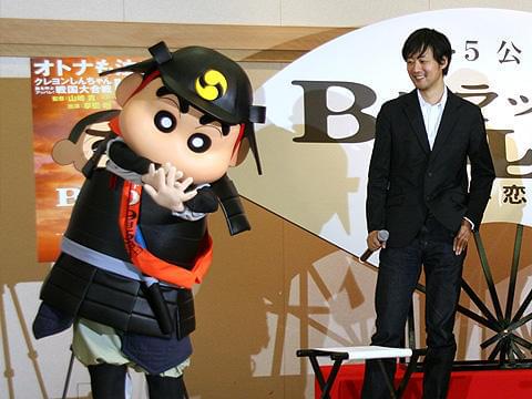 会見に乱入したしんちゃん（左）と山崎監督