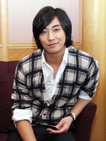 今度は濃厚ラブストーリーに挑戦したいと語るジフン