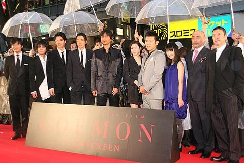 雨中の新宿にレッドカーペットが出現