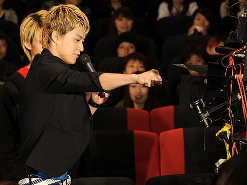 大阪会場でカメラに向かって拳を突き出す小栗旬