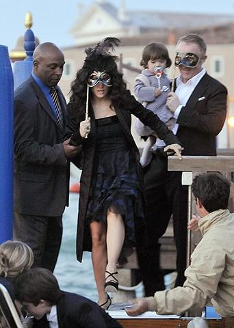 主役もゲストも仮面姿で出席