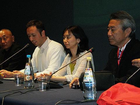 会見に出席した「K-20」の佐藤嗣麻子監督