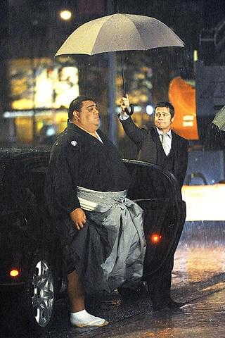 ブラッド・ピットと武蔵丸親方がソフトバンクのCMで共演！