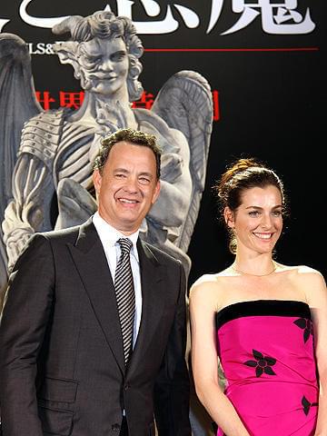 “天使と悪魔”像をバックにしたハンクスとゾラー