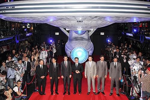 「スター・トレック」USSエンタープライズが歌舞伎町に“着陸”！