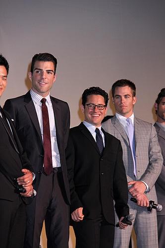 「スター・トレック」USSエンタープライズが歌舞伎町に“着陸”！