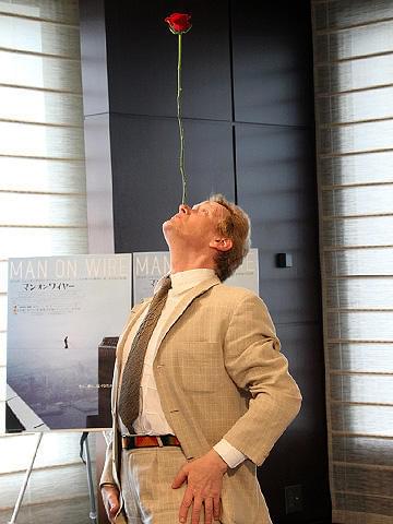 会見中もパフォーマンス