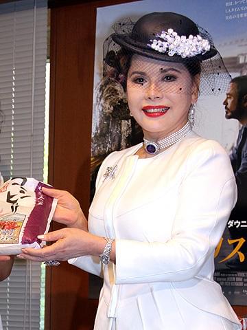 「路上のソリスト」試写会で、デビ夫人が路上生活者にお米を寄付