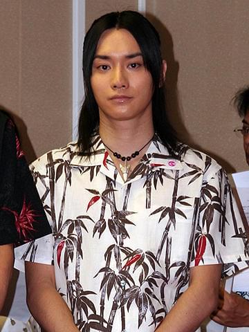 劇中、力強い沖縄民謡の歌声が印象的な良次