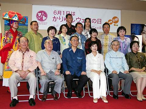 小池百合子と「群青」の良知真次、かりゆしウェアでクールビズ宣言