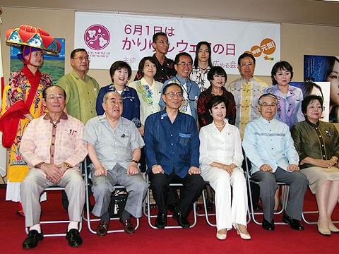 小池百合子と「群青」の良知真次、かりゆしウェアでクールビズ宣言