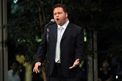 スーザン・ボイルの大先輩、ポール・ポッツが東京・丸ビルで熱唱！